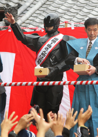 Illustration for article titled RoboCop Is Throwing Beans at People in Tokyo